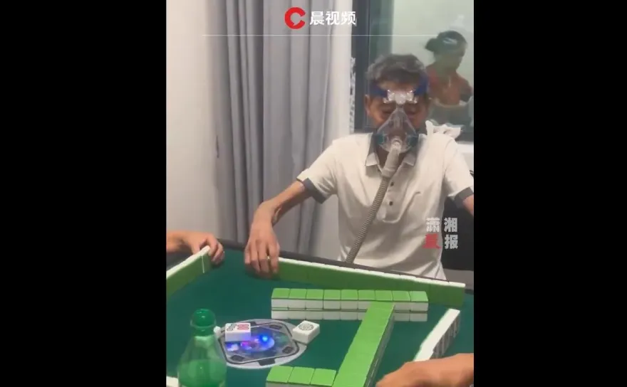 影/就愛摸兩圈！72歲翁「戴氧氣面罩」打麻將　網調侃：另外三家敢胡牌？