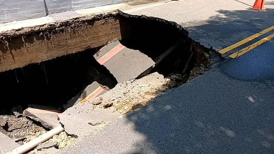 快訊/新竹縣政府前驚現天坑！瓦斯、自來水管線都破裂　縣長：已要求鄰近建案停工