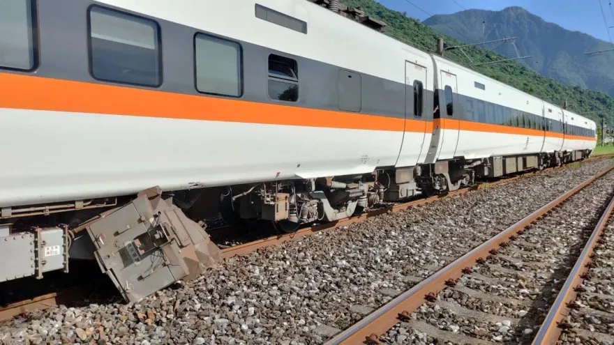 影/酒駕闖平交道！太魯閣號「第4車廂」慘遭撞凹　初估無法正常運作