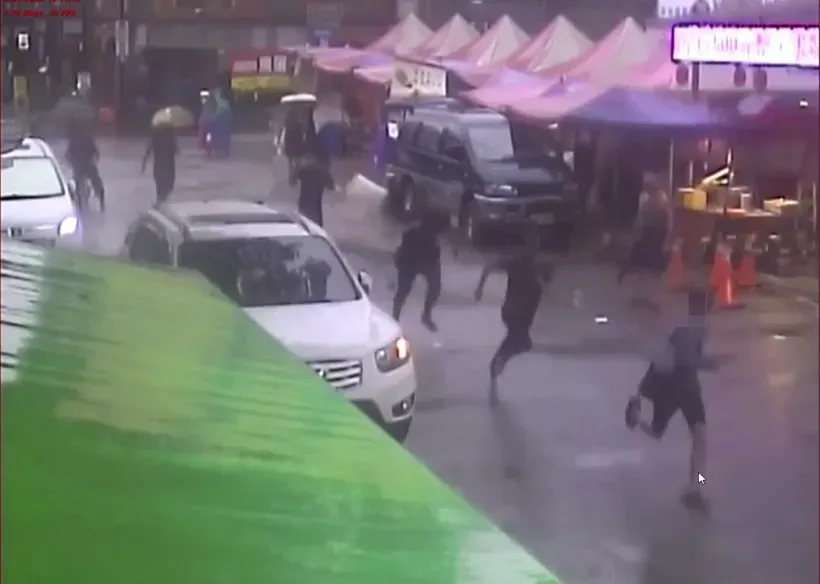 影/雨中追逐浪漫片！三峽警追逃逸移工　老街鐵腿對決大獲全勝