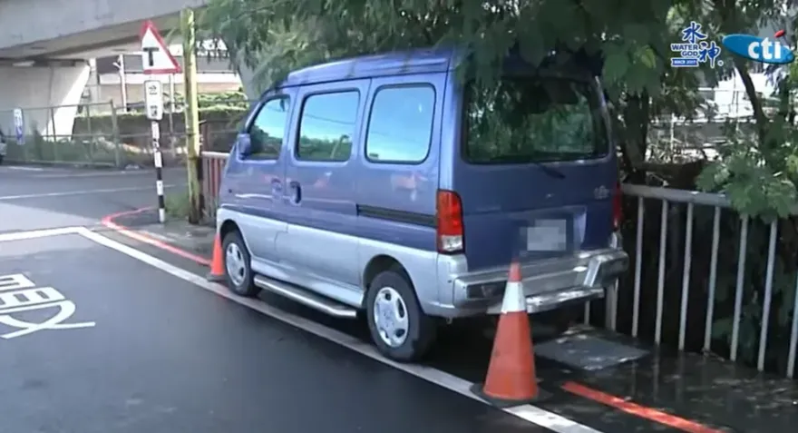 影/專屬車位？畫紅線獨漏「這輛車」遭質疑後台硬　公所這樣說