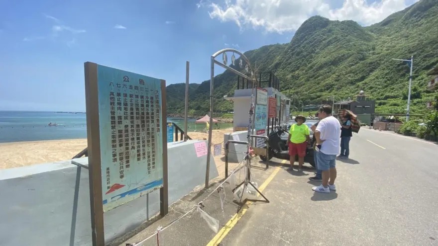 直擊/3死後今開放首日！大武崙沙灘一早潛客遭驅離　警嚴陣以待