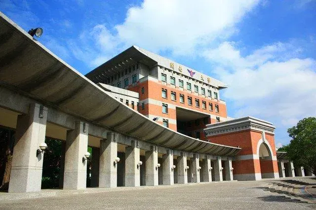 20年前犯下「大貓偷拍案」震驚社會！權自立再涉性侵開南大學跳窗亡