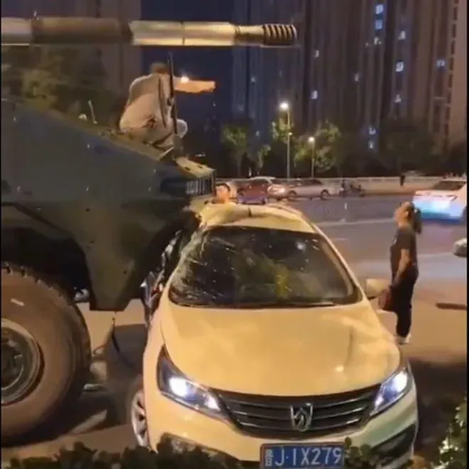 影/找誰賠？開車上路被坦克追撞　陸新款輪式輕坦克VN22B意外曝真身