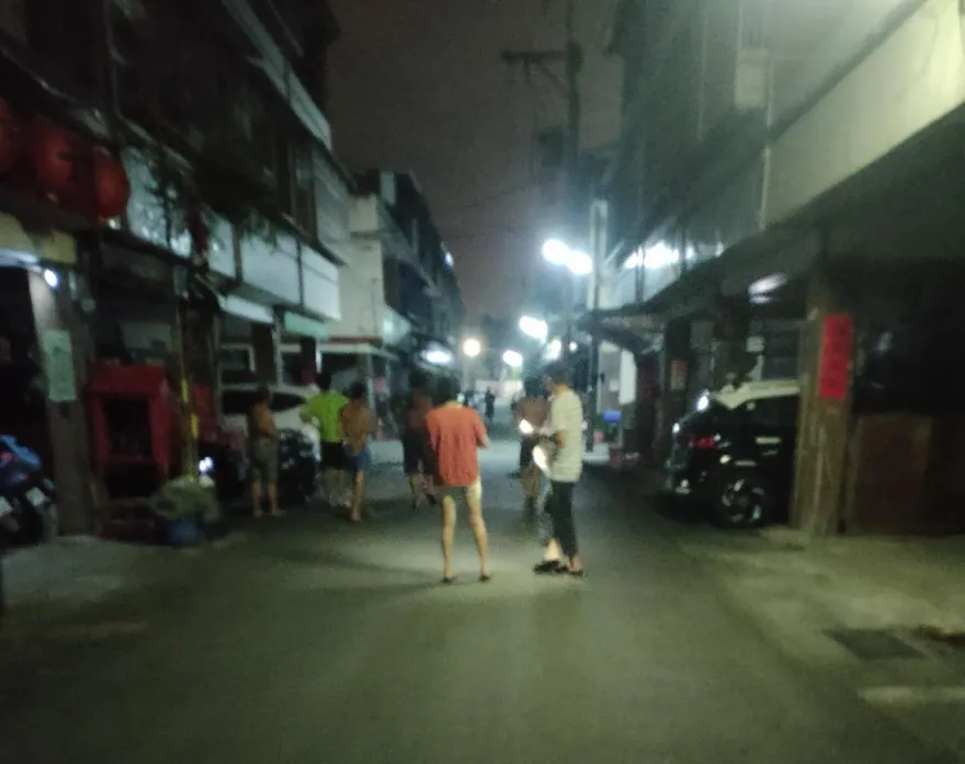 影/南投「晚間突爆炸」整條街停電　竟是錦蛇觸高壓電惹禍