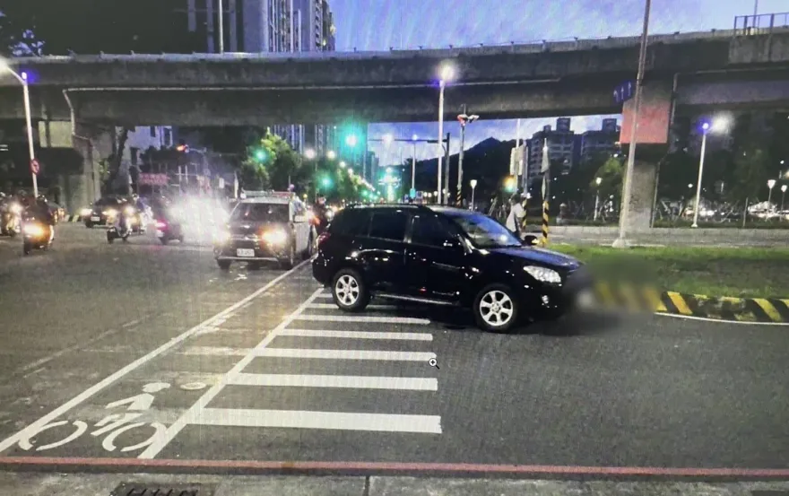 影/行人地獄！高雄女「走斑馬線慘被撞」　75歲駕駛稱A柱擋視線