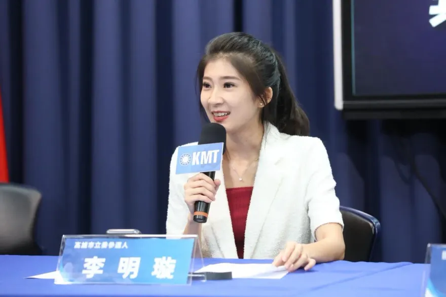 高雄出現郭台銘與藍營5小雞合體看板？李明璇喊冤：不知情