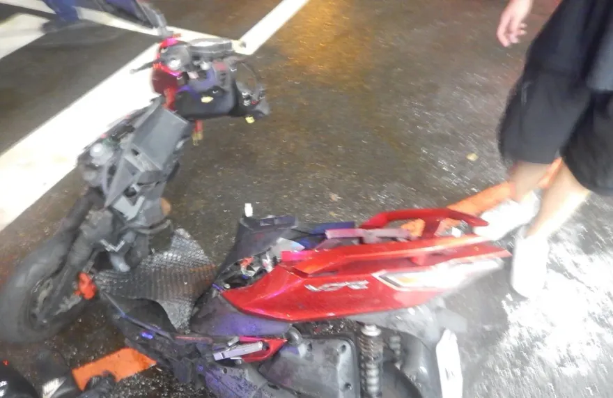 影/台中路口閃燈「正面衝擊」！23歲女遭汽車撞飛慘死　機車爆裂剩骨架