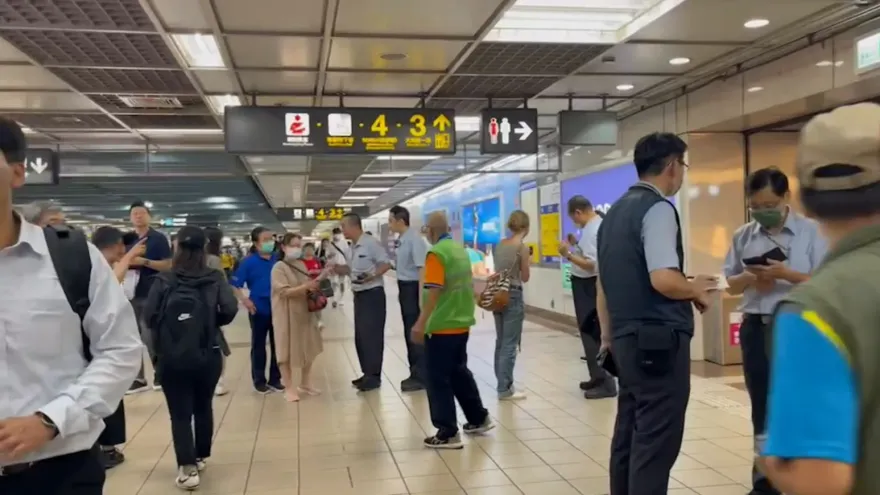 影/文湖線尖峰時間出現露鳥俠！偷拍裙底「充血中」　勇媽示警2少女