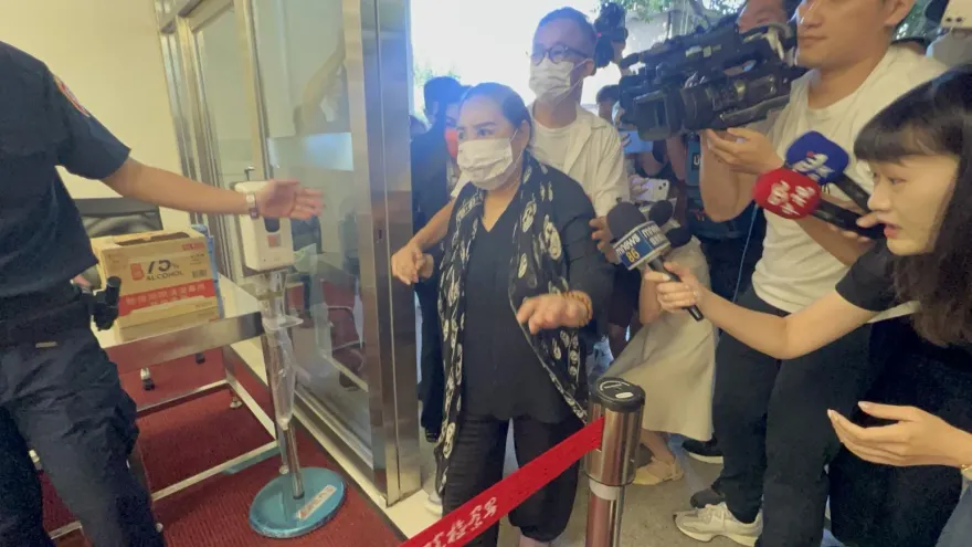 快訊/發監確定！陳盈潔北檢報到直擊！保母車、執行科裡狂吐2次下午送女監