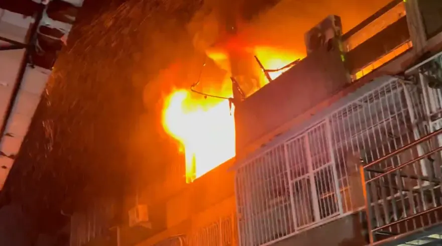 影/駭人！台南惡火連噬2棟透天厝「烈焰頂樓狂燒」　2戶奔逃