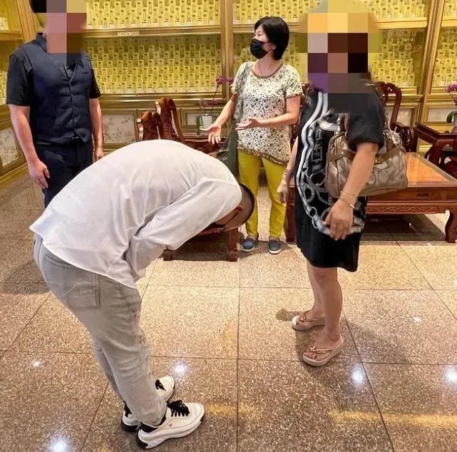 鳳梨道歉了！給被詐騙嬤上香求原諒　遭酸「重點是要還錢」