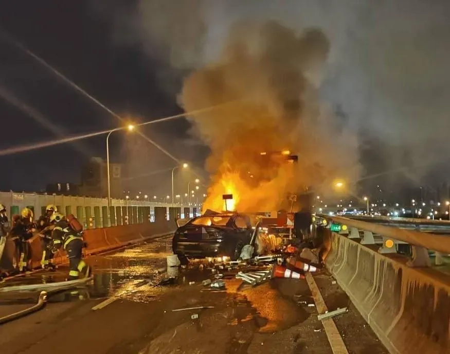 快訊/台64線轎車追撞工程車！　車輛瞬間成火球…29歲駕駛當場身亡