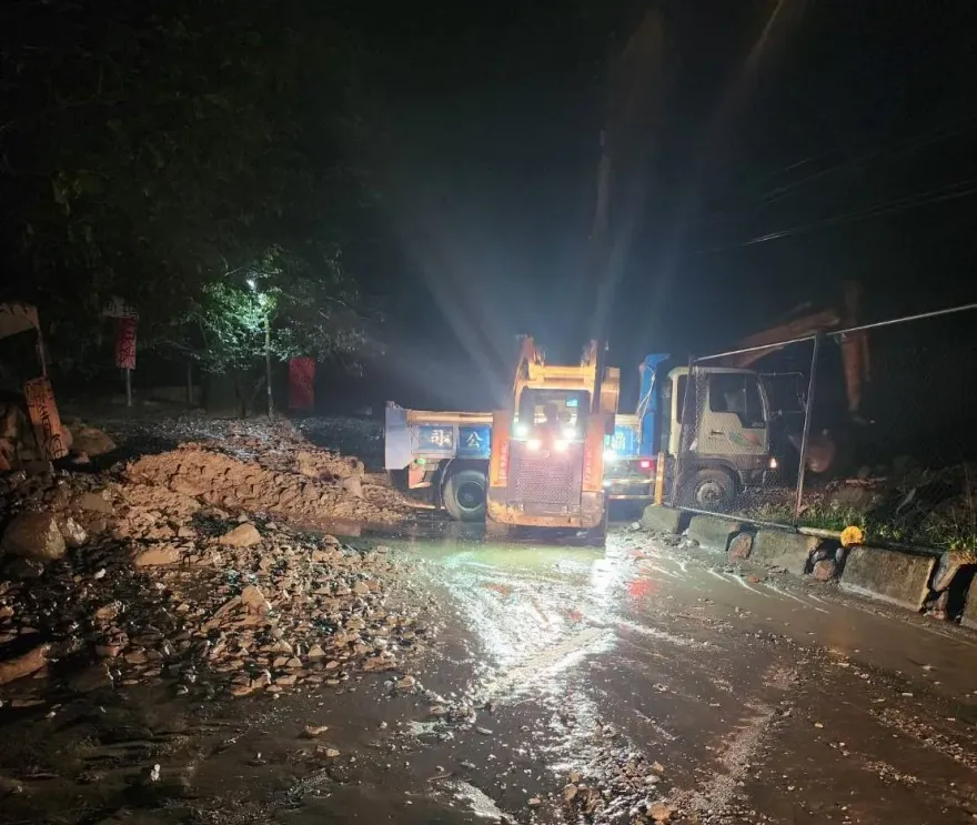 影/南投信義「大雨釀土石流」！東埔溫泉區交通中斷　經搶修已單線通車