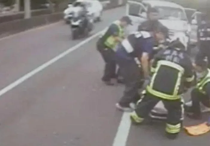 開車分心吃便當！自撞電桿車內「噴滿飯粒」險噎死