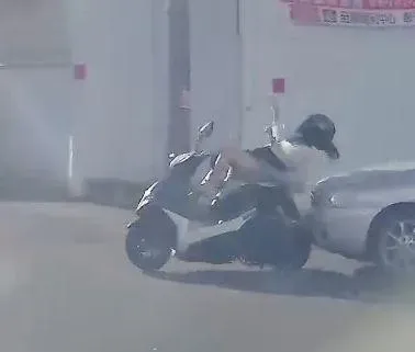 影/禮讓卻慘被撞飛！彰化熱褲妞停等來車先過竟被後車用力「kiss」