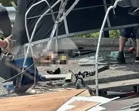 快訊/國1南向民雄段嚴重車禍！大貨車撞爆護欄…1人倒車外待救