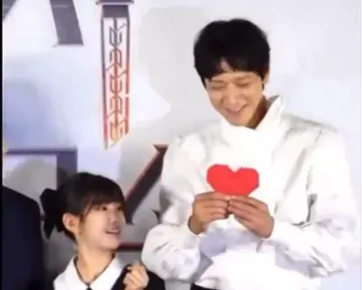 姜棟元SENSE滿分！被要求比愛心掏「自備小物」…韓網猛誇：可愛死了