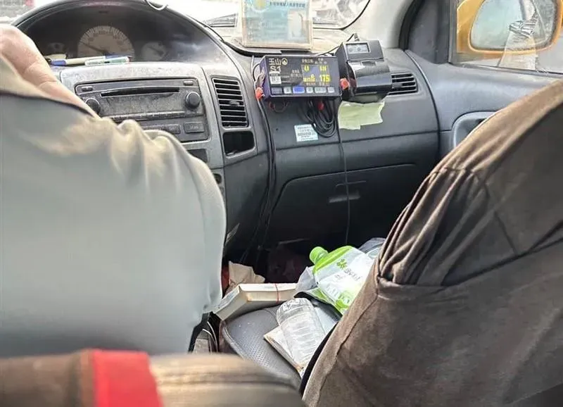 台南「破爛小黃」紅到日本！車內堆放吃完的垃圾　網喊：蕁麻疹要發作