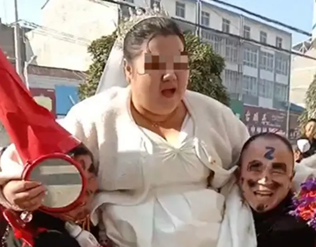 影/300斤「重量級」新娘被抬進場　嬉鬧賓客一看新郎秒收笑容：這是真愛