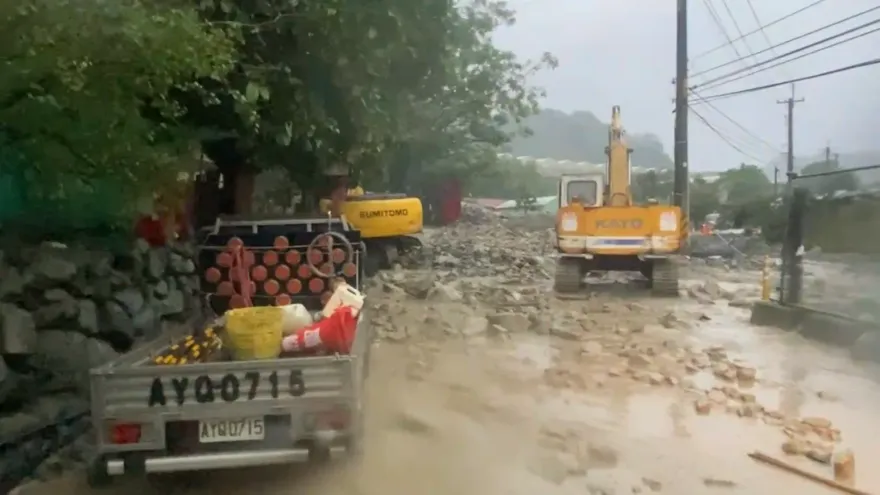 快訊/南投午後大雨再釀土石流！投95線縣道又遭淹沒