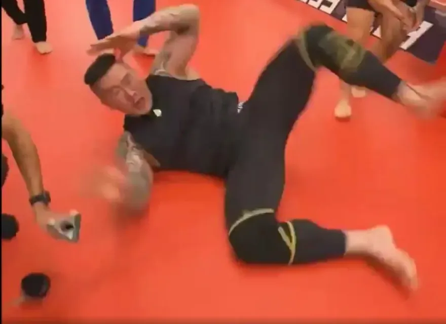 影/館長神還原賴品妤自摔1小時2萬讚！「這細節」太震撼網嗨：演技比小公主好