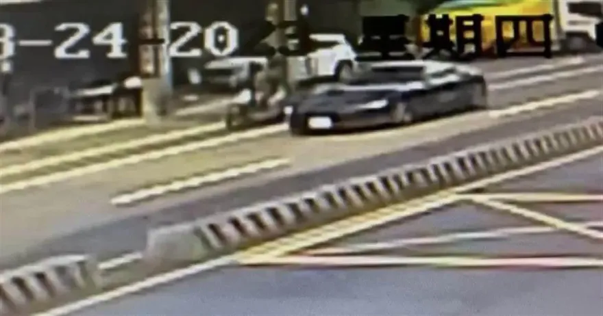 影/扁女婿趙建銘開法拉利疑超車不慎釀事故！騎士電動車遭撞毀損