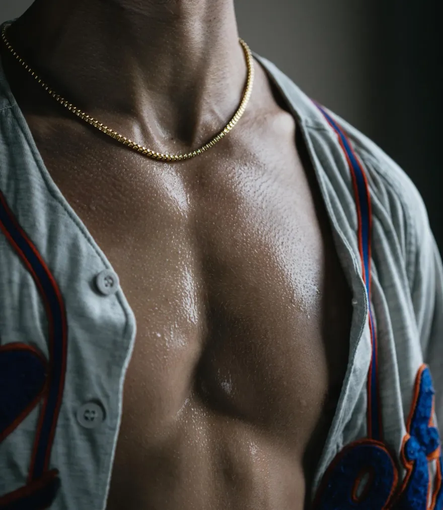 妹子被汗臭嚇到崩潰發文「40歲以上台男都很臭？」　細心網友揭這件事破案