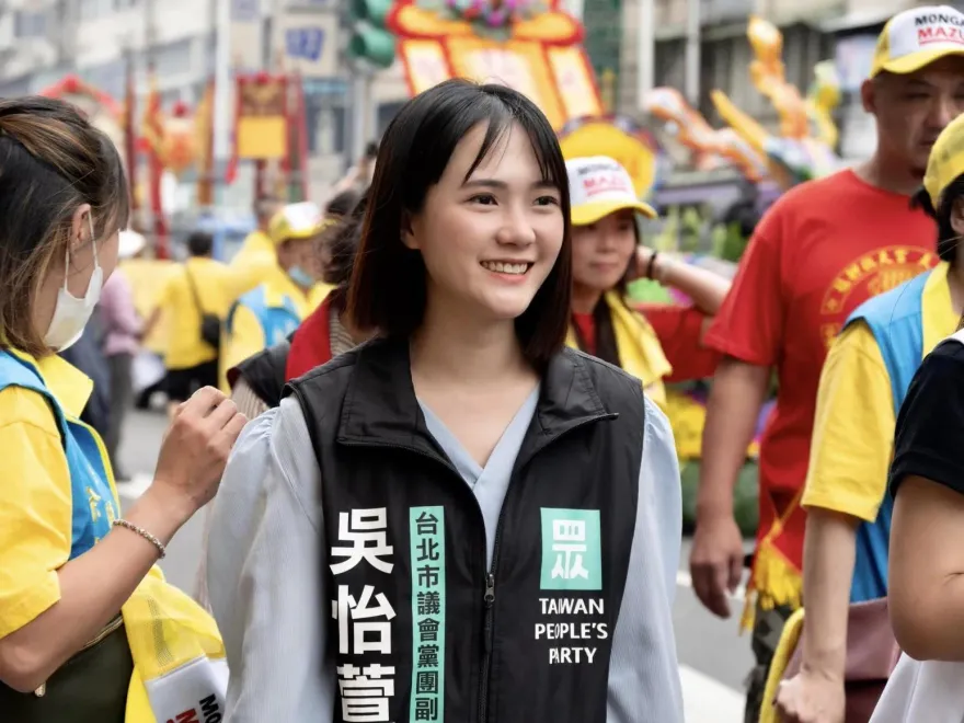 正妹嗆「台電跌倒、妳家賺飽」　酸賴品妤自摔「我們也可以叫警察嗎？」