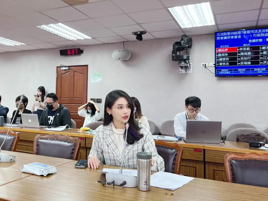 賴品妤「假摔」連任立委恐落馬？　最新網路民調曝光　88％網友不忍了