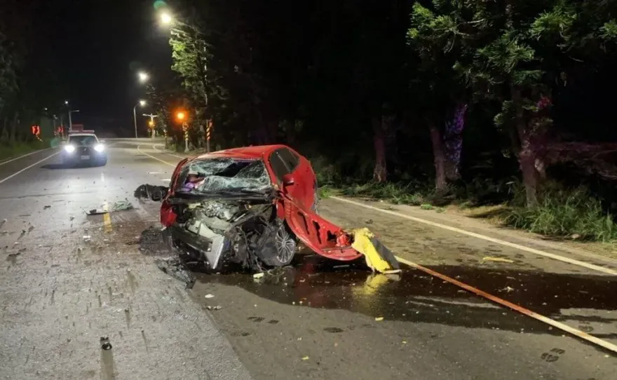澎湖自小客車自撞路樹！車頭凹損冒煙駕駛困車內　肇事原因待釐清