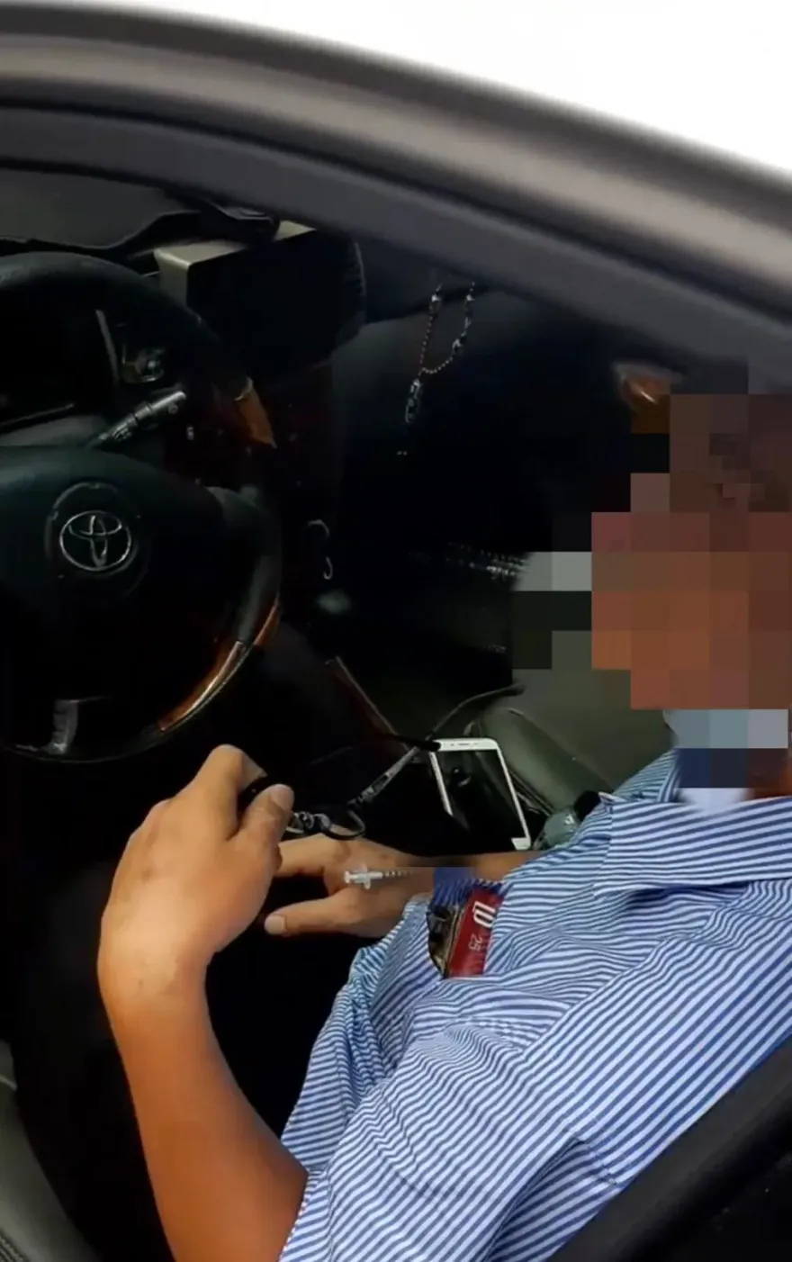 影/被網友放鳥好鬱卒！男子手臂插針筒昏睡　警拉出車外眼神還在死