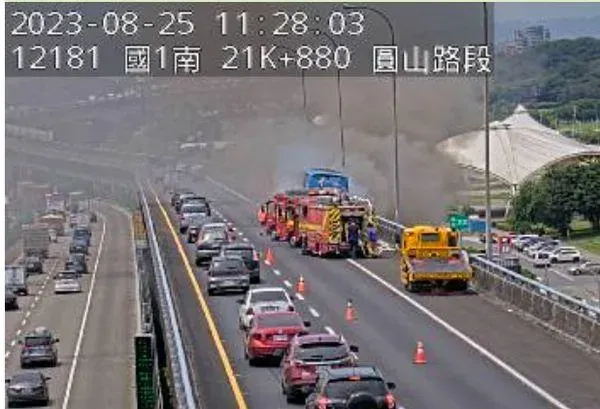 快訊/國1南下圓山段故障遊覽車起火燃燒！拖吊車司機嚇壞逃生