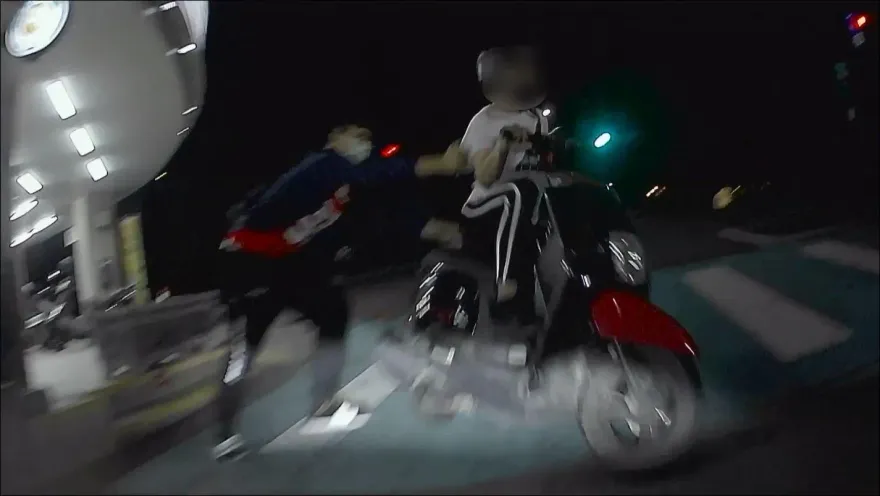 影/學不乖ㄟ！藥頭販毒被抓10次繼續幹　警釣魚突襲擒犯畫面直擊