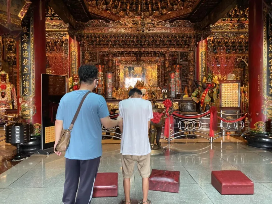 影/連偷7次香油錢「狂撈20萬」！彰化毒蟲遭逮向「炸彈媽祖」下跪懺悔