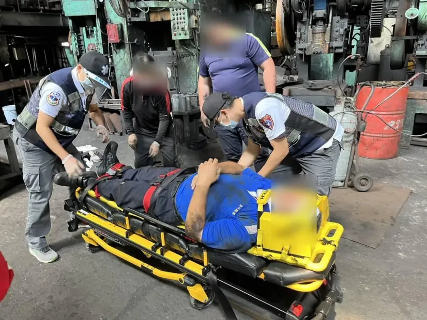 快訊/零件模具爆開！高雄岡山汽車零件廠2工人炸傷送醫
