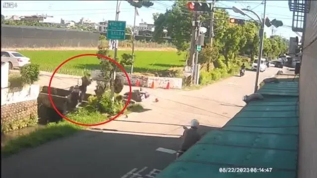 影/畫面有水花濺起！台中女無視紅燈「直直衝」遭撞飛　連人帶車慘摔大排水溝