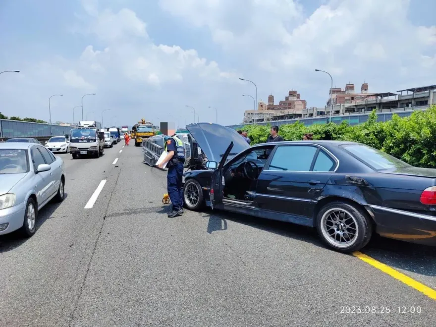 國1南下岡山段3車追撞　疑轎車變換車道不當釀禍