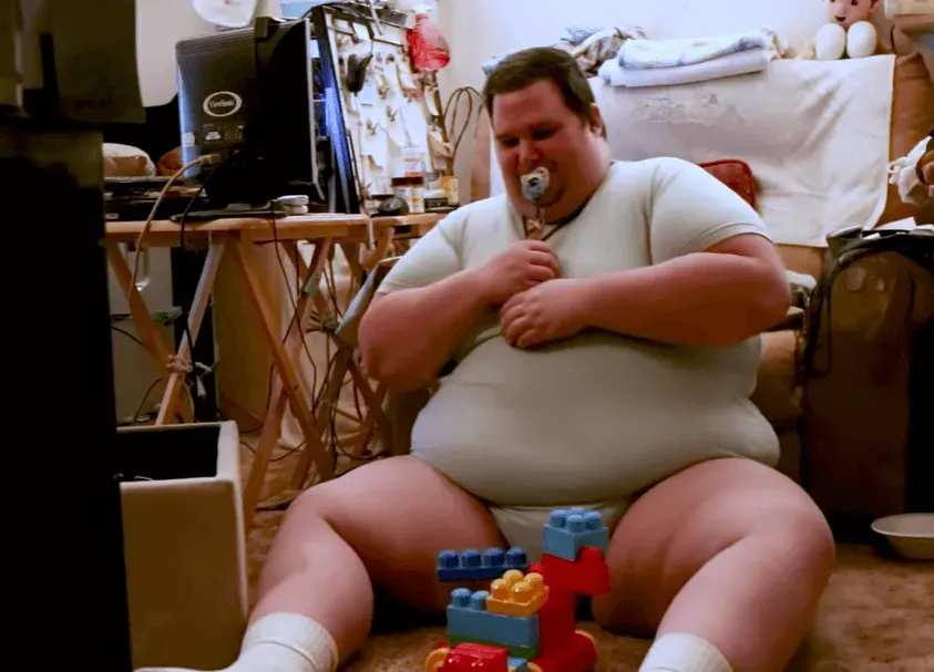 真正的巨嬰？美國成年男每天花八小時扮嬰兒　穿尿布、吸奶嘴都做！