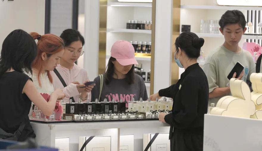 買精品必看！她實測同款耳環「免稅比較貴」　內行人揭隱藏陷阱