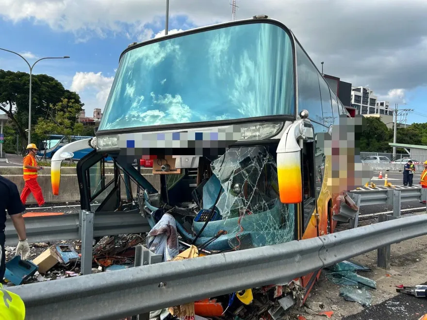 快訊/國1回堵3公里！遊覽車自撞分隔島「車頭稀爛」　楊梅休息站出口暫封閉