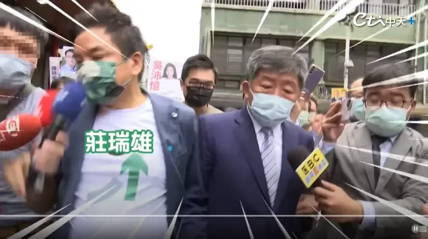 影/莊瑞雄挺賴品妤「架拐子」喊冤　網友翻影片打臉：大動作手肘插記者