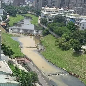 影/中壢老街溪疑遭工業水污染 　溪河驚現「奶茶色」嚇壞當地人
