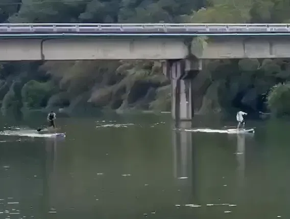 快訊/落水瞬間曝光！新竹峨眉湖玩SUP　23歲男落水失蹤