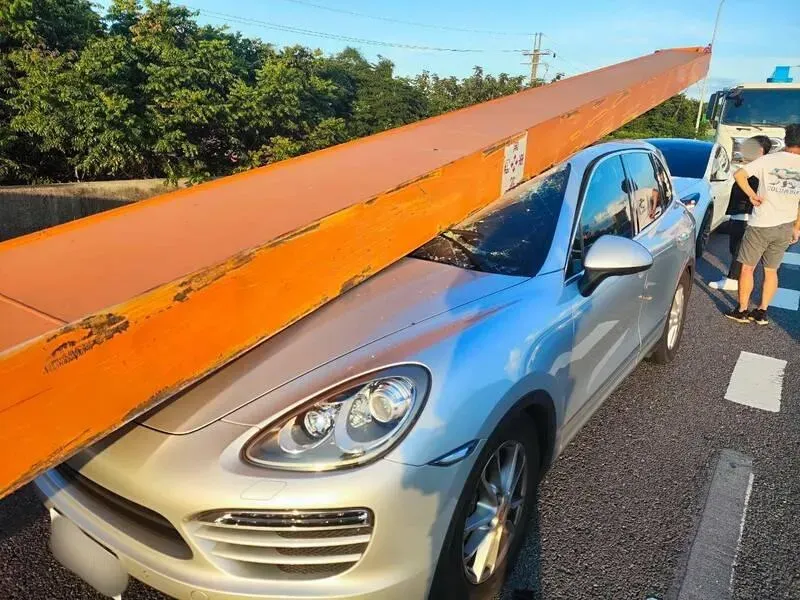 大貨車「10噸重H鋼樑」脫落猛砸保時捷！車頭擋風玻璃全毀爛...駕駛險逃生
