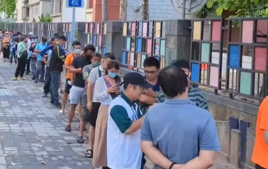 影/捐血送龍蝦！高雄路邊大排長龍　「限量200隻」沒排到也有禮物