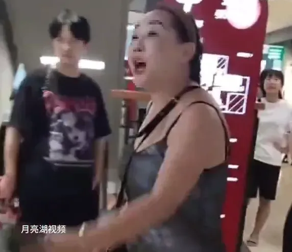 影/Cosplay逛街被嗆「崇洋媚外」　大媽推倒少女怒罵：叛國賊