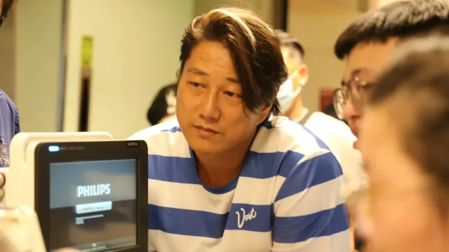 「韓哥」姜成鎬訪台大兒醫見病童！名醫讚：真的是巨星