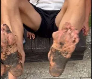 影/旗津海水浴場驚現「不明油汙」　遊客玩水全身黑氣炸：下回不來了