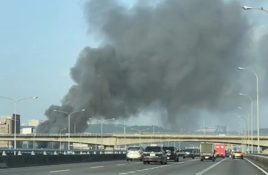 快訊/新北五股工廠清晨火警黑煙竄天　國道1號部分路段受濃煙影響